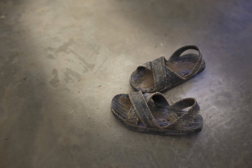 Kindersandalen aus alten Autoreifen in einem kleinen Dorf in den Anden