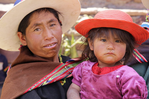 Mutter mit Kind in den Anden von Bolivien