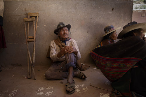 Alte Menschen in einem kleinen Dorf in den Anden von Boliven