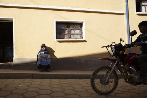 Alte Frau in einem Dorf in den Anden von Bolivien
