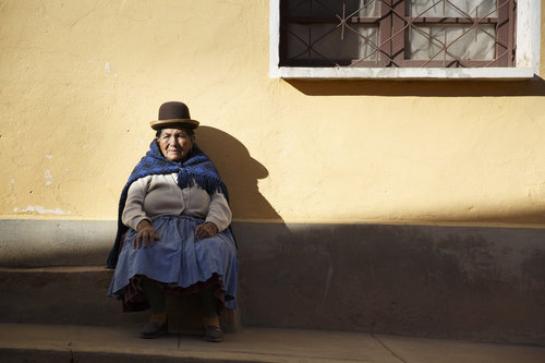 Alte Frau in einem Dorf in den Anden von Bolivien