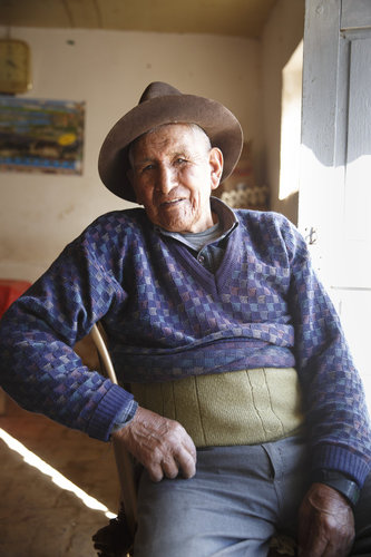 Alter Mann in einem Dorf in den Anden von Bolivien