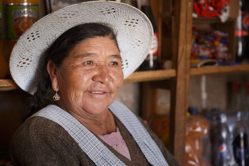 Aeltere Frau in einem Dorf in den Anden von Bolivien