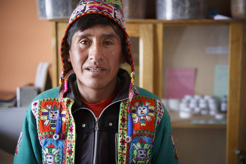 Traditioneller Heiler in den Anden von Bolivien