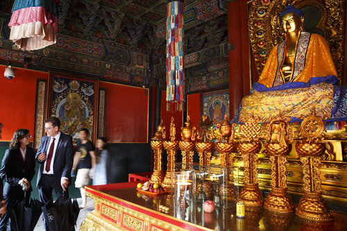 Bundesentwicklungsminister Gerd Mueller, CSU, besucht den buddhistischen Lama Tempel