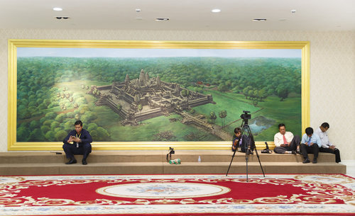 Diplomatisches Warten vor dem Gemaelde Ankor Wats im Praesidentenpalast in Kambodscha