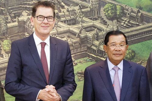 Bundesentwicklungsminister Gerd Mueller, CSU, trifft Premierminister Hun Sen in Kambodscha,