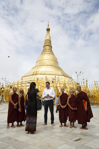 Bundesentwicklungsminister Gerd Mueller, CSU,  besichtigt die Shwedagon Pagode in Rangon