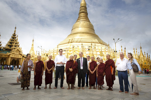 Bundesentwicklungsminister Gerd Mueller, CSU,  besichtigt die Shwedagon Pagode in Rangon