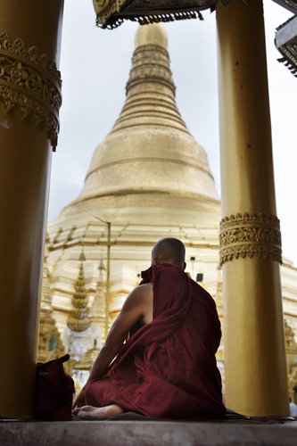 Moenche in der Shwedagon Pagode in Rangun