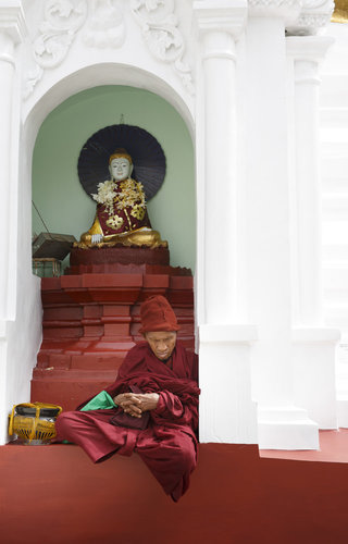Moenche in der Shwedagon Pagode in Rangun