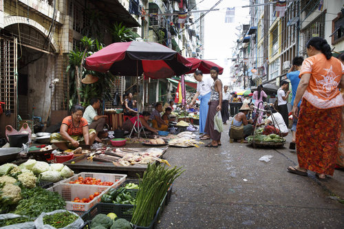 Haendler auf einem Markt in Rangun
