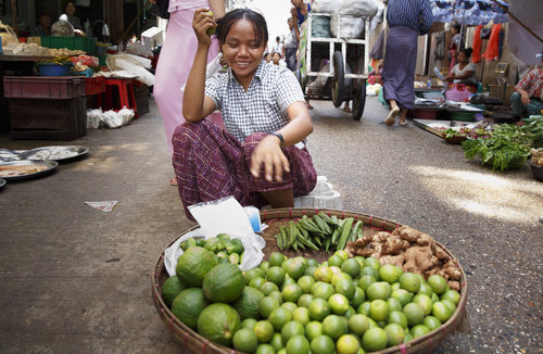 Haendler auf einem Markt in Rangun