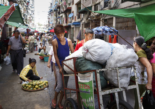 Haendler auf einem Markt in Rangon
