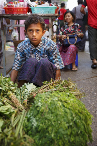Portrait eines Jungen auf einem Markt in Rangun