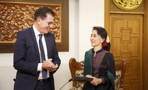 Gerd Mueller, CSU, trifft Friedensnobelpreistraegerin und Aussenministerin Aung San Suu Kyi