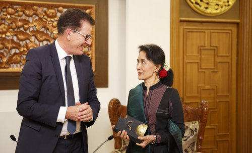 Gerd Mueller, CSU, trifft Friedensnobelpreistraegerin und Aussenministerin Aung San Suu Kyi