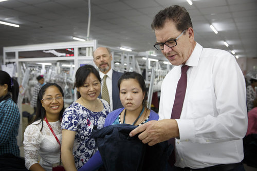 Bundesentwicklungsminister Gerd Mueller, CSU, besucht eine Textilfabrik in Kambodscha,