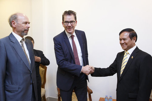 Bundesentwicklungsminister Gerd Mueller, CSU, trifft Oppositionsfuehrer Kem Sokha, der CNRP Partei