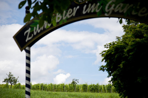 Eingang zum Biergarten am Weinberg