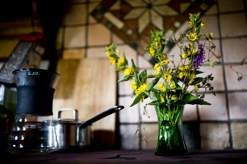 Wildblumenstrauss in der Kueche