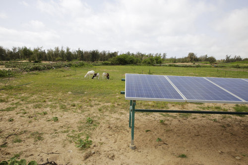 Produktion von Solartechnik bei PERACOD im Senegal