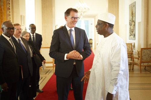 den senegalesischen Staatspraesidenten Macky Sall und den Finanzminister Amandou Ba
