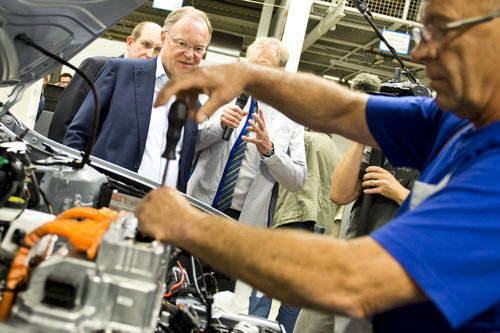 Stephan Weil besucht VW in Wolfsburg