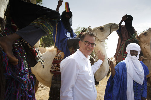 Bundesentwicklungsminister Gerd Mueller, CSU, trifft die lokale NRO HED Tamat und den Sultan von Agadez