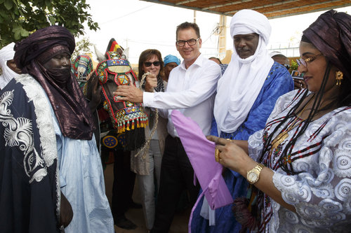 Bundesentwicklungsminister Gerd Mueller, CSU, trifft die lokale NRO HED Tamat und den Sultan von Agadez