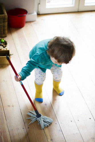 Kleinkind hilft beim Hausputz