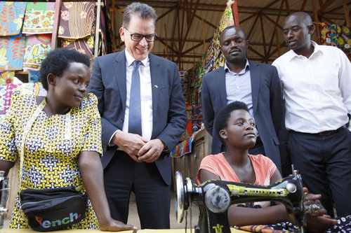 Bundesentwicklungsminister Gerd Mueller, CSU, besucht die Markthalle von Kigali,