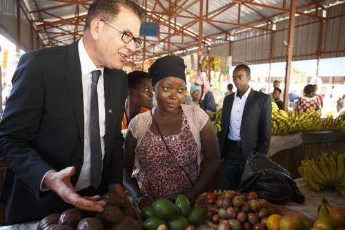 Bundesentwicklungsminister Gerd Mueller, CSU, besucht die Markthalle von Kigali,