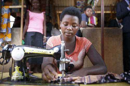Afrikanische Schneiderin bei der Arbeit