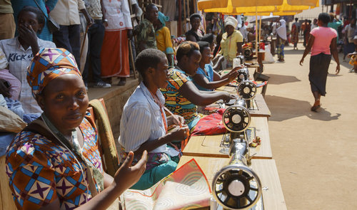 Afrikanische Schneiderinnen bei der Arbeit
