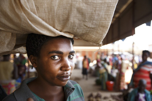 Marktfrau in der Markthalle von Kigali