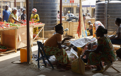 Strassenhaendler in der Markthalle von Kigali