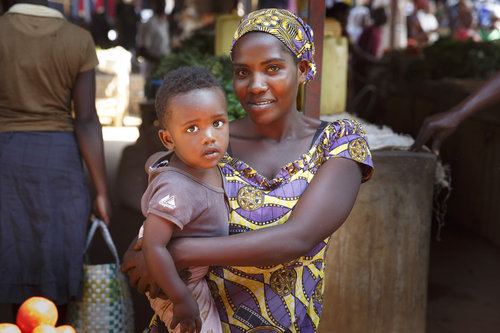 Mutter und Sohn auf dem Markt in Kigali