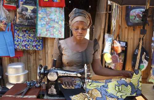 Afrikanische Schneiderin bei der Arbeit
