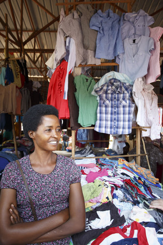 Verkauf von gebrauchter Kleidung auf dem Markt in Kigali