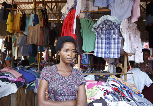 Verkauf von gebrauchter Kleidung auf dem Markt in Kigali