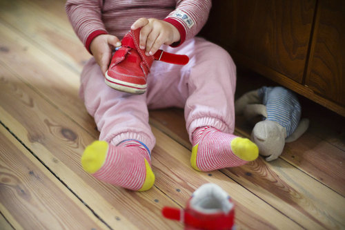 Kleinkind beim Schuhe anziehen