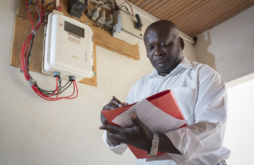 Stromzaehler einer Solaranlage in Afrika