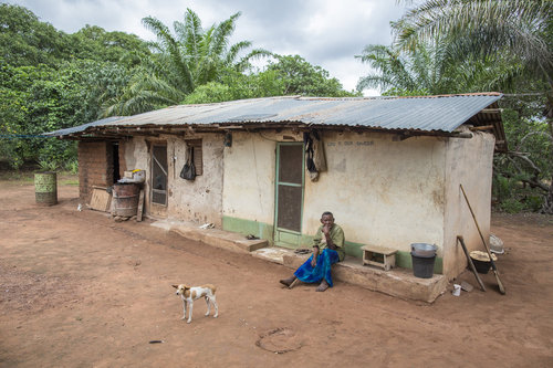 Alte Frau vor Ihrer Huette in Ghana