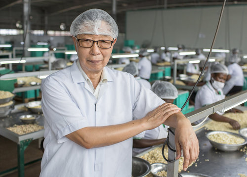 Joseph Yeung, Direktor der MIM Cashew Verarbeitungsfirma