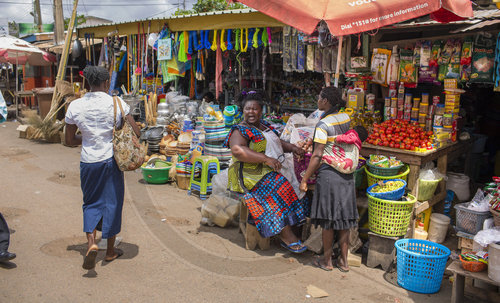 Strassenszene auf einem Markt in Ghana