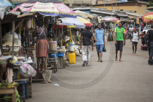 Strassenszene auf einem Markt in Ghana