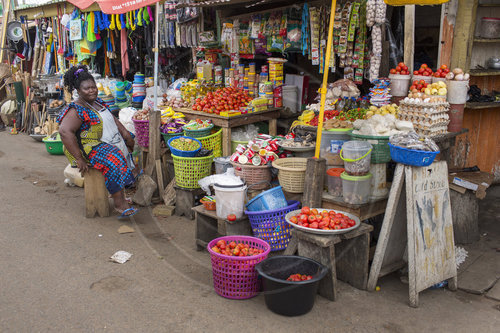 Verkauf von Lebensmitteln auf einem Markt in Ghana