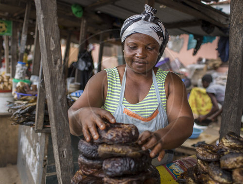 Strassenhaendlerin auf einem Markt in Ghana