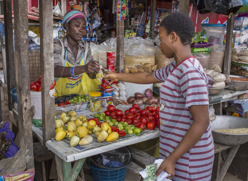 Verkauf von Lebensmitteln auf einem Markt in Ghana